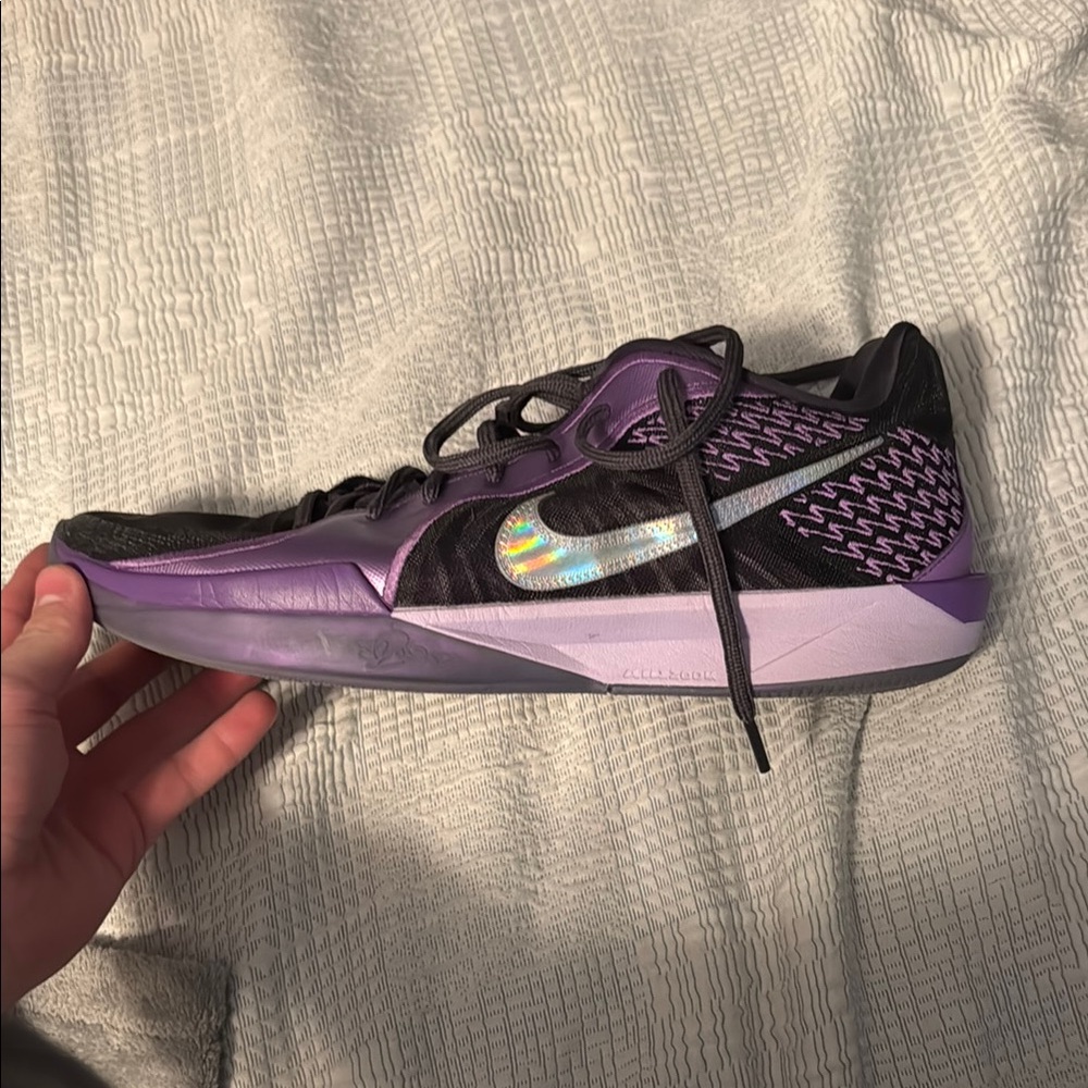 Nike Purple Athletic Shoes with Breathable Mesh and Low-Top Design